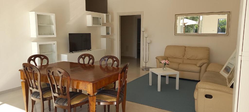 salon ze stołem i kanapą w obiekcie Casa Elisabetta w mieście Monopoli