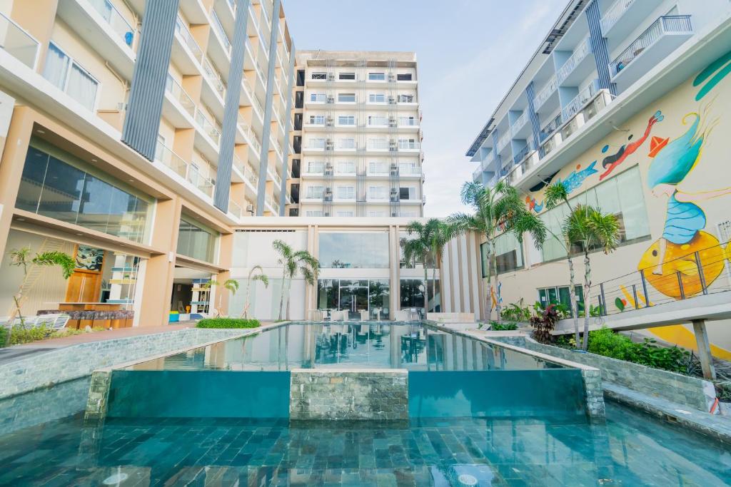 una piscina en medio de un edificio en Solea Palm Resort Mactan, en Mactan