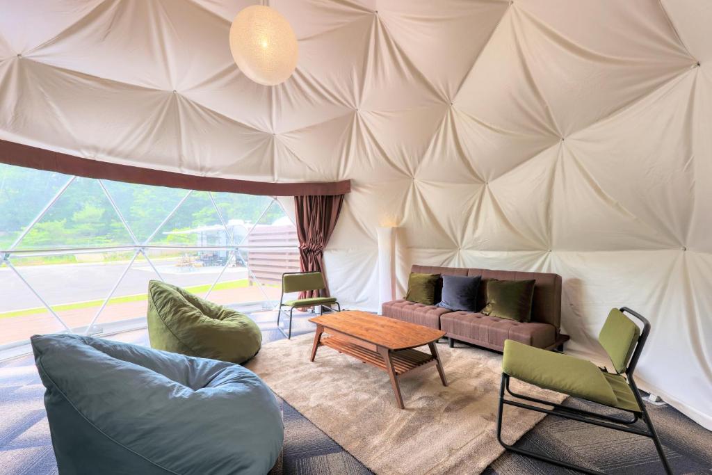 Posezení v ubytování Glamping Resort Varie
