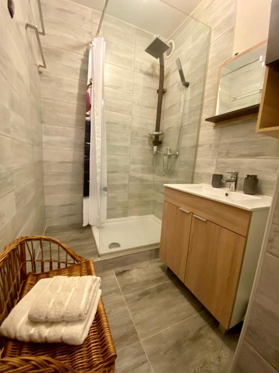 W łazience znajduje się wanna, umywalka i prysznic. w obiekcie Apartment with balcony and free parking w mieście Zadar