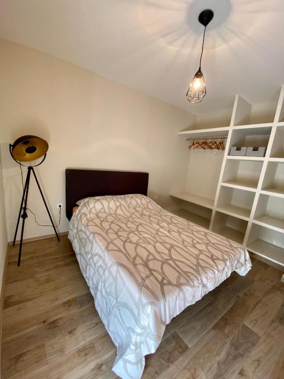Łóżko lub łóżka w pokoju w obiekcie Apartment with balcony and free parking