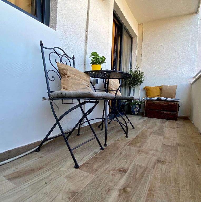 Część wypoczynkowa w obiekcie Apartment with balcony and free parking