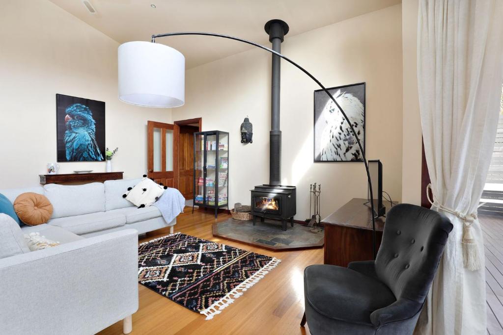 Una sala de estar con un sofá blanco y una chimenea. en Dingley Dell, en Blackheath