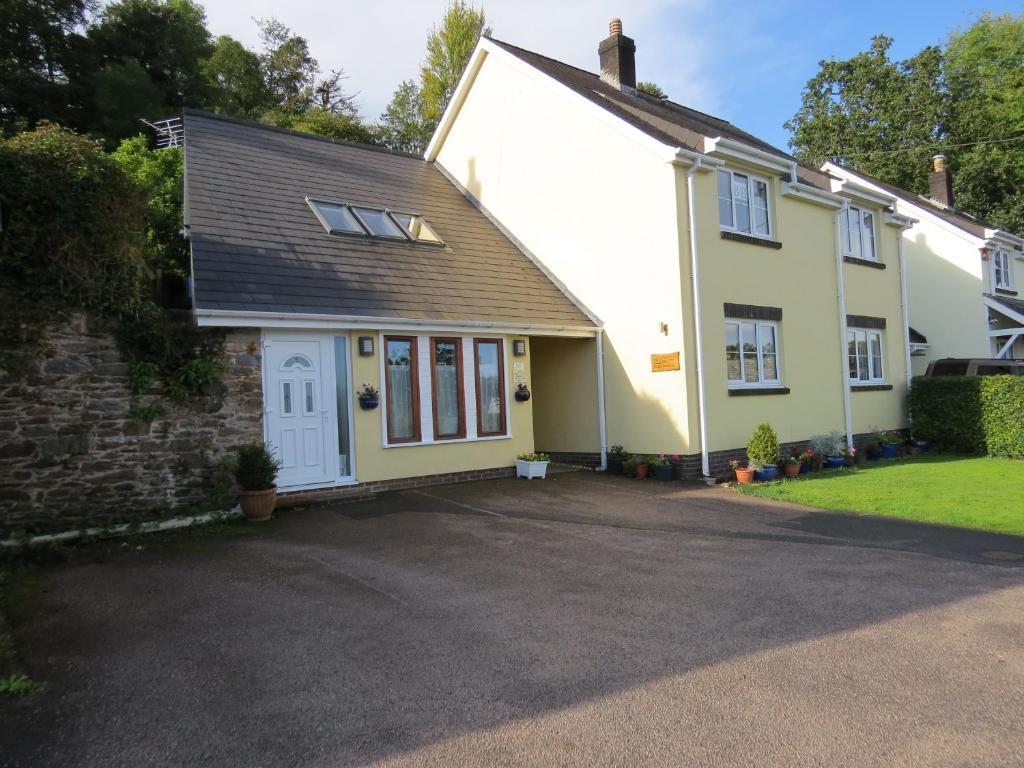 a house with a driveway in front of it at The Great Grubb in Totnes