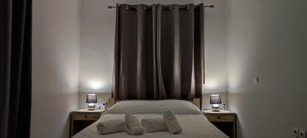 sypialnia z łóżkiem z 2 stolikami nocnymi i 2 lampami w obiekcie VAGGELIO Rooms 1 w mieście Ilia