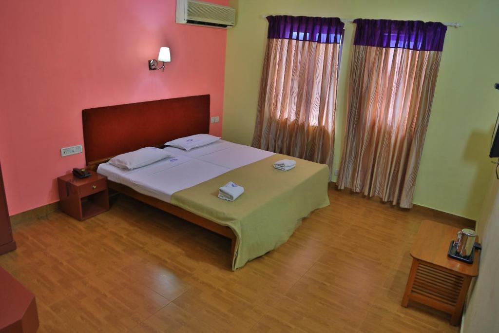 Postel nebo postele na pokoji v ubytování Hotel Srinivas