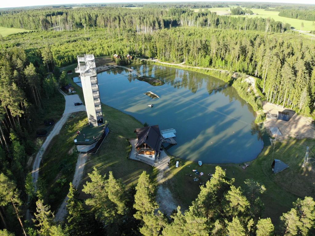 una vista aérea de una casa en un lago en Metsjärve mini puhkemaja, en Põlva