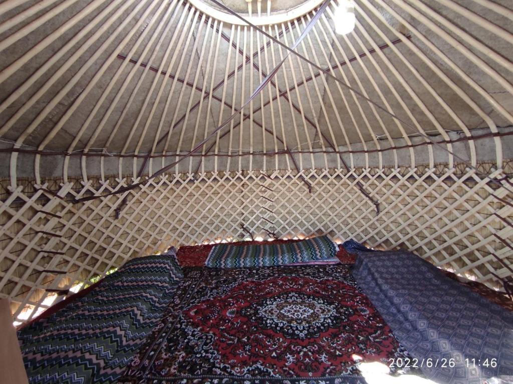 Postel nebo postele na pokoji v ubytování Guest house and Yurt camp "Ailuu"