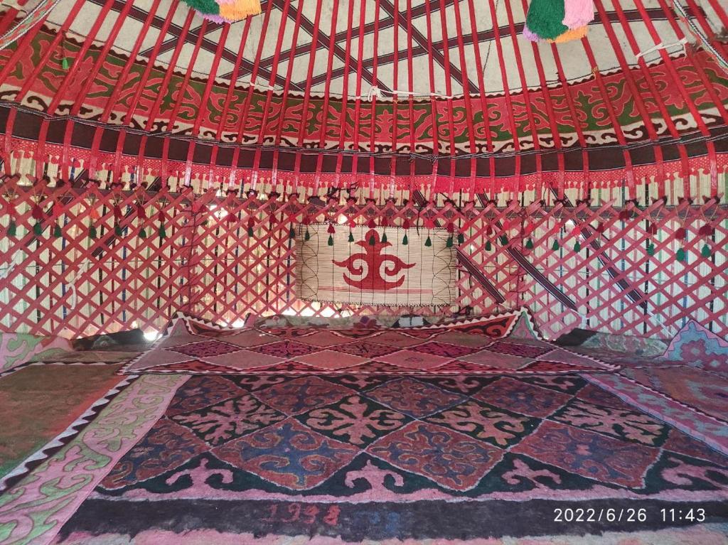 Postel nebo postele na pokoji v ubytování Guest house and Yurt camp "Ailuu"
