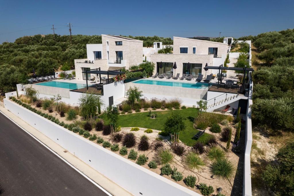 widok z lotu ptaka na dom z basenem w obiekcie Villas Phos and Kallos w mieście Kisamos