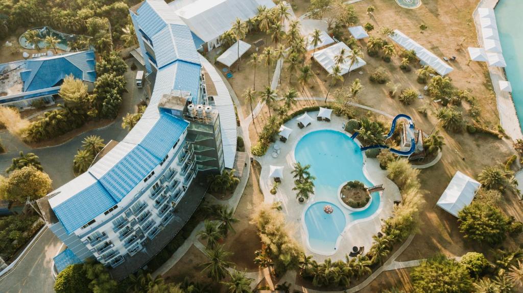 una vista aérea de un complejo con piscina en Solea Seaview Resort, en Mactan