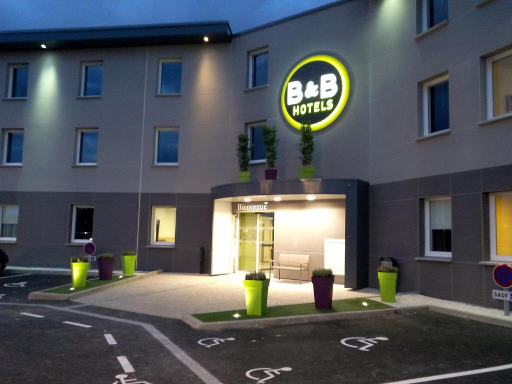 a building with a berk hotel sign on it at B&B HOTEL Clermont-Ferrand Nord Riom in Riom