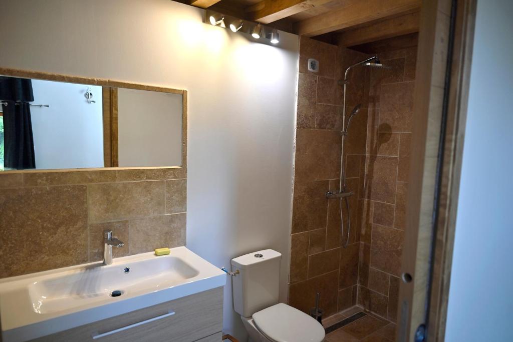 Kúpeľňa v ubytovaní LES CHAMBRES AUX LOUPS en Brocéliande