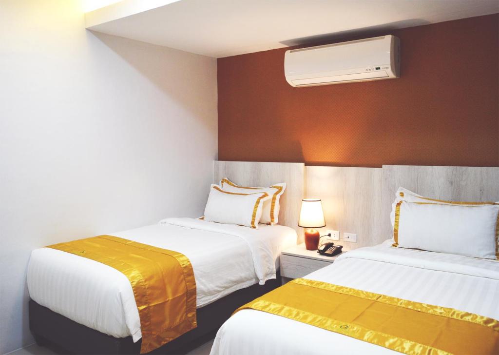Postel nebo postele na pokoji v ubytování Carlosta Hotel