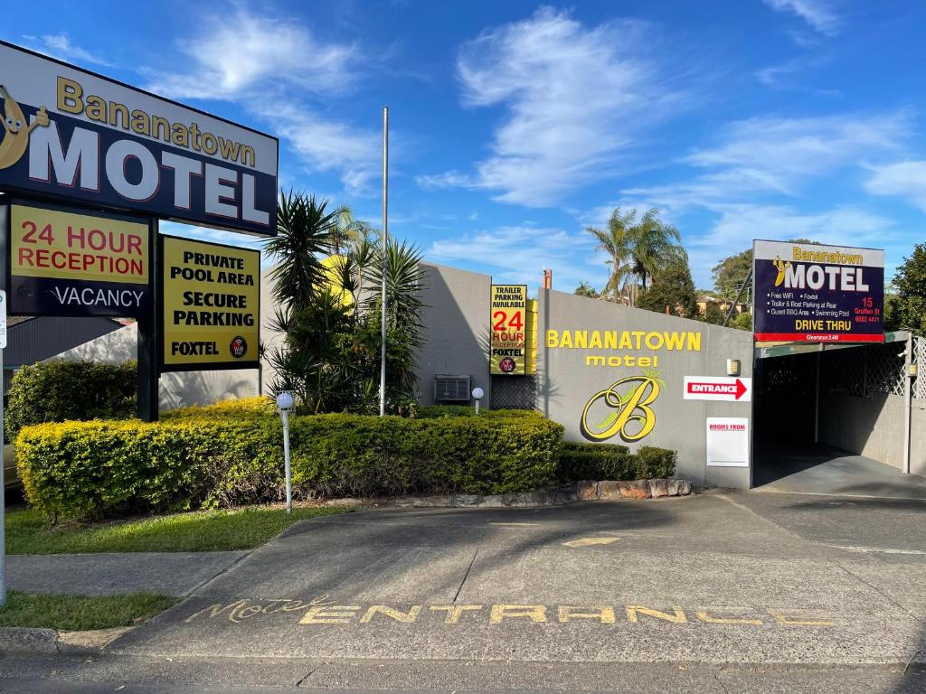 um motel com placas na berma de uma estrada em Bananatown Motel em Coffs Harbour