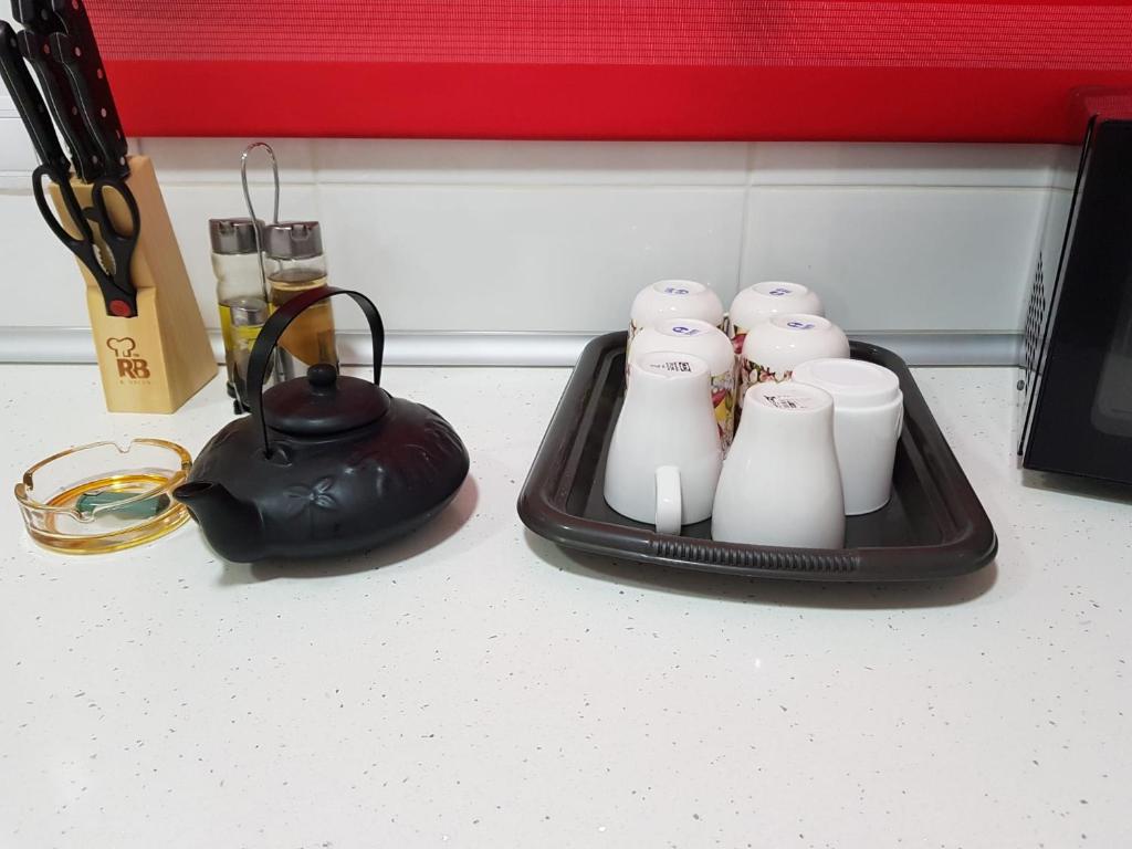 Coffee and tea making facilities at Apartalux Brizo Suites