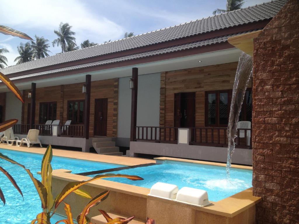 Bazén v ubytování Khum Laanta Resort - SHA Extra Plus nebo v jeho okolí
