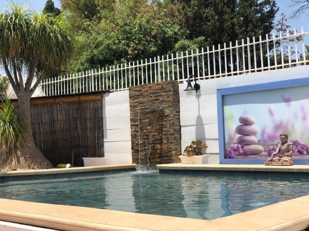 ein Schwimmbad mit einem großen Bild an der Seite eines Hauses in der Unterkunft Casa vacanza Cristina in Plemmirio