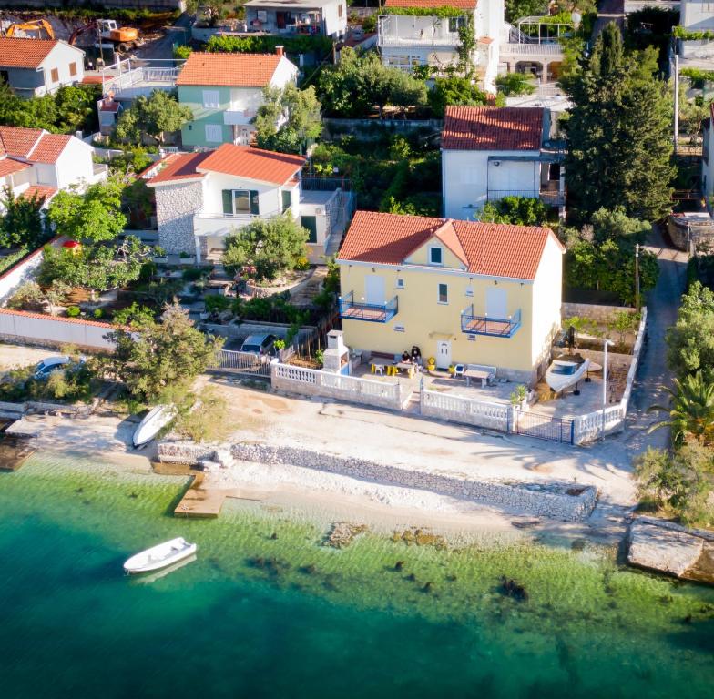 una vista aérea de una casa en la playa en Planikovica Apartments, en Trogir