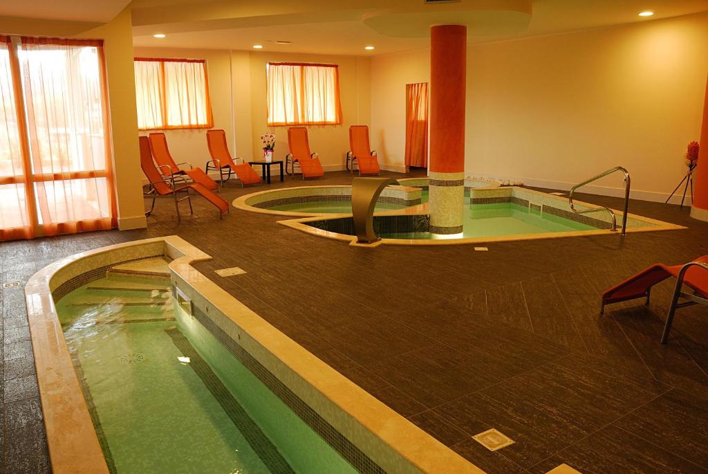 Bazén v ubytování Il Parco Sul Mare Resort & SPA nebo v jeho okolí