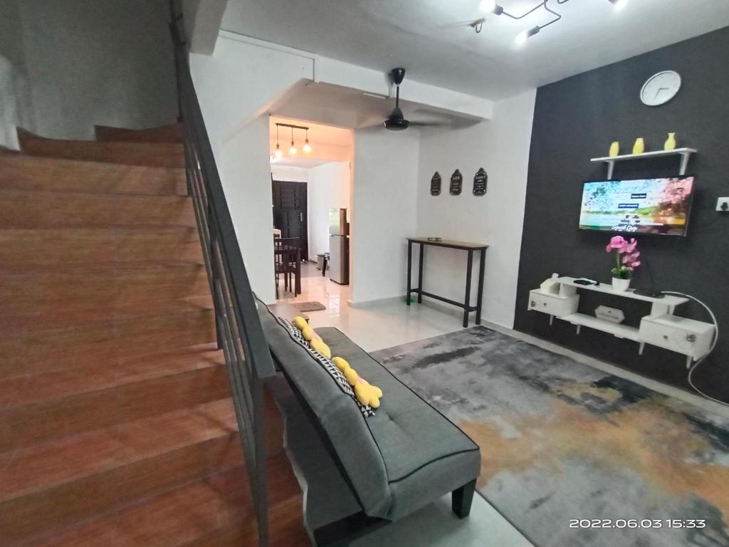 sala de estar con sofá y TV en Homestay Ayah Kluang, en Keluang