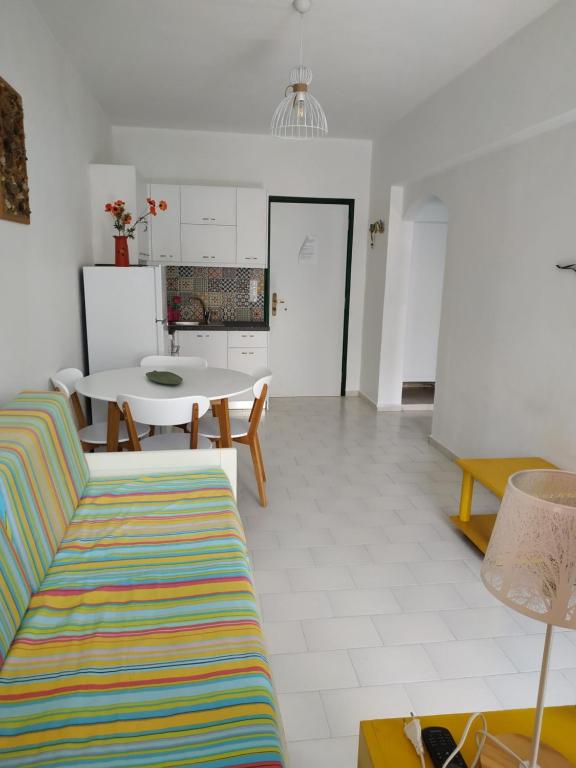 uma sala de estar com um sofá e uma mesa em Livadi Apartments em Plakiás