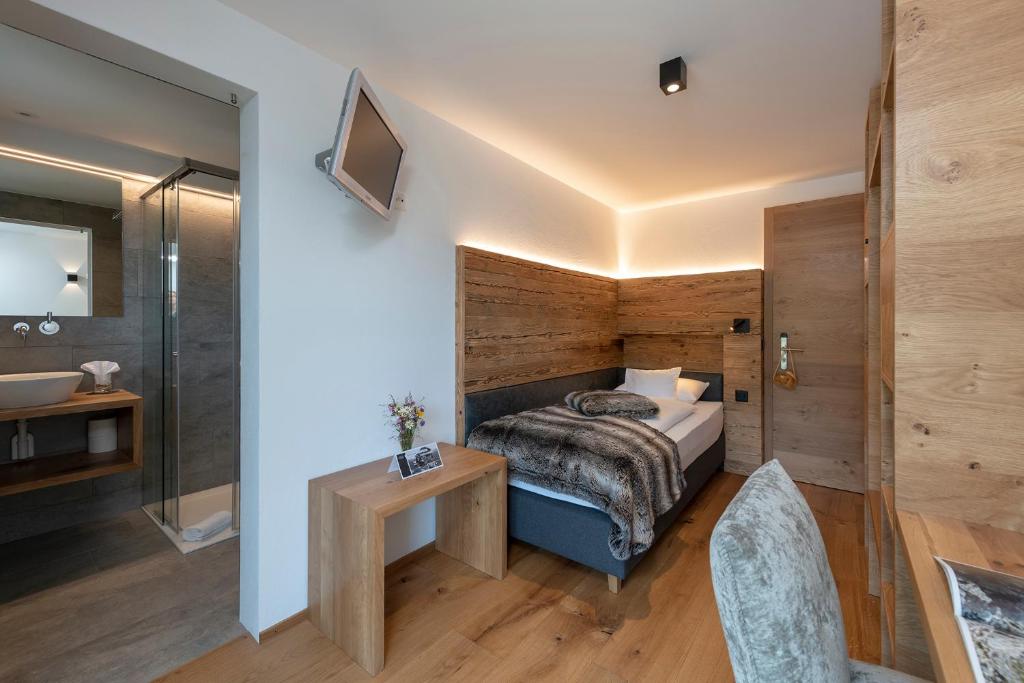 Postel nebo postele na pokoji v ubytování Berghotel Tgantieni