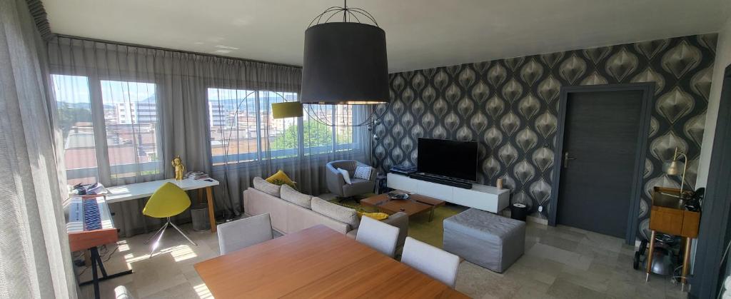 Televízia a/alebo spoločenská miestnosť v ubytovaní Appartement Lumineux de 90 m2 situé en centre ville