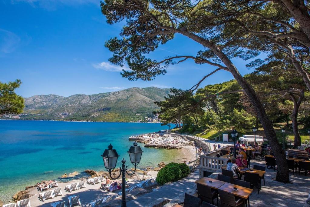 Blick auf einen Strand mit einer Wasserfläche in der Unterkunft Vacation House Cavtat in Cavtat