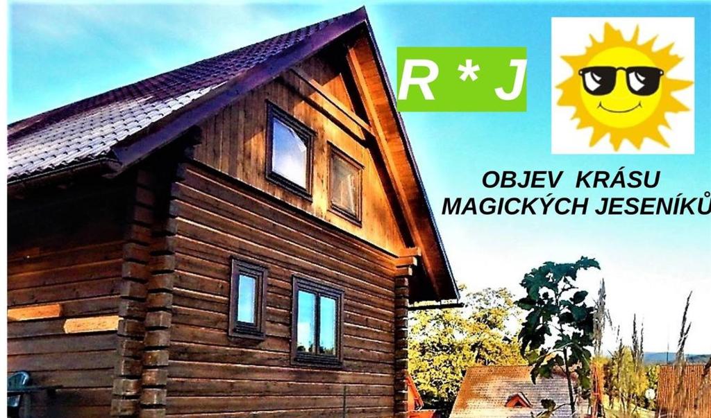 uma pequena casa de madeira com uma cara sorridente em ROUBENKA-JESENKA II em Dolní Moravice