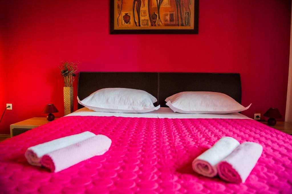Postel nebo postele na pokoji v ubytování Downtown Apartment Nora