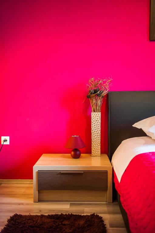Postel nebo postele na pokoji v ubytování Downtown Apartment Nora