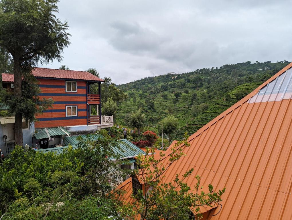 Nespecifikovaný výhled na hory nebo výhled na hory při pohledu z hostelu