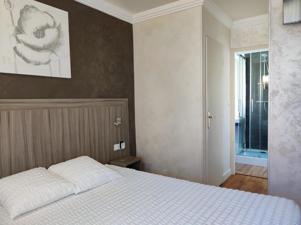 Postel nebo postele na pokoji v ubytování Hôtel Influences La Bresse