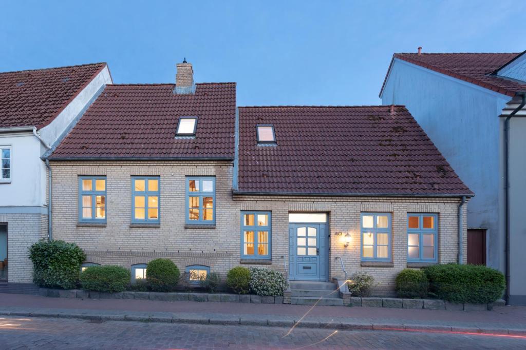 ceglany dom z brązowym dachem w obiekcie Alte Seilerei in Kappeln an der Schlei w mieście Kappeln