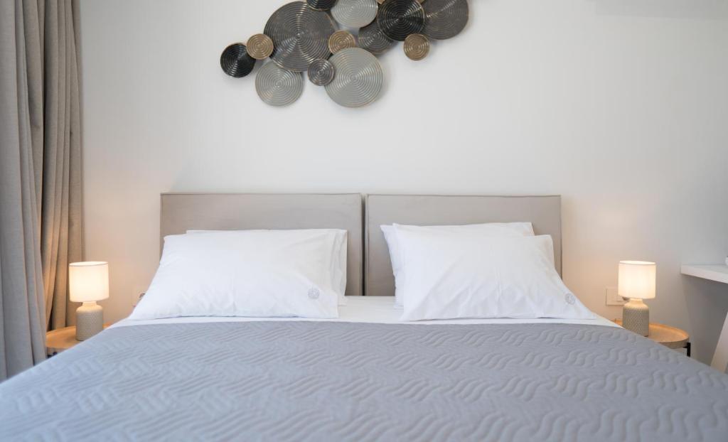 Postel nebo postele na pokoji v ubytování Ariadne Elegant Villa