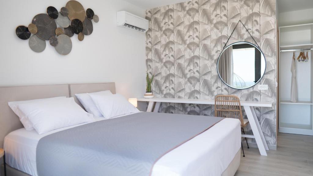 Postel nebo postele na pokoji v ubytování Ariadne Elegant Villa