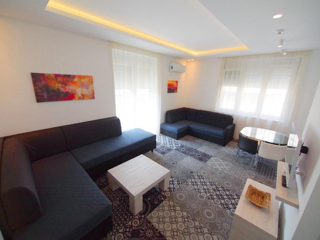 sala de estar con sofá y mesa en Decanska Apartments, en Belgrado
