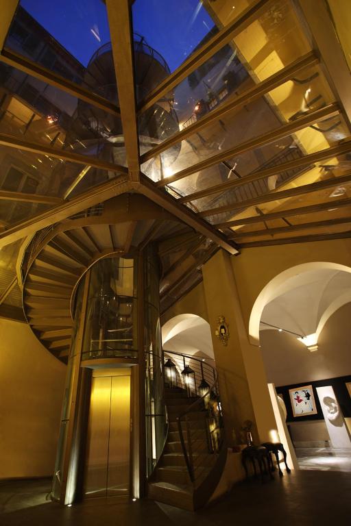 spiralne schody w budynku z sufitem w obiekcie Borghese Palace Art Hotel we Florencji