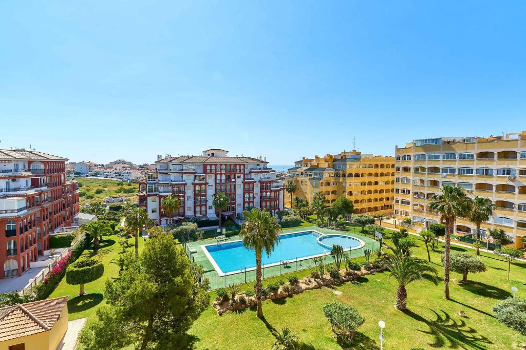 z góry widok na ośrodek z basenem i budynkami w obiekcie Espanhouse Asif 2 Bedrooms Best View Apartment w mieście Torrevieja