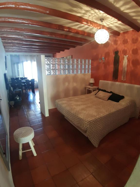 - une chambre avec un lit et une chaise dans l'établissement Studio com vista mar, à Carvoeiro