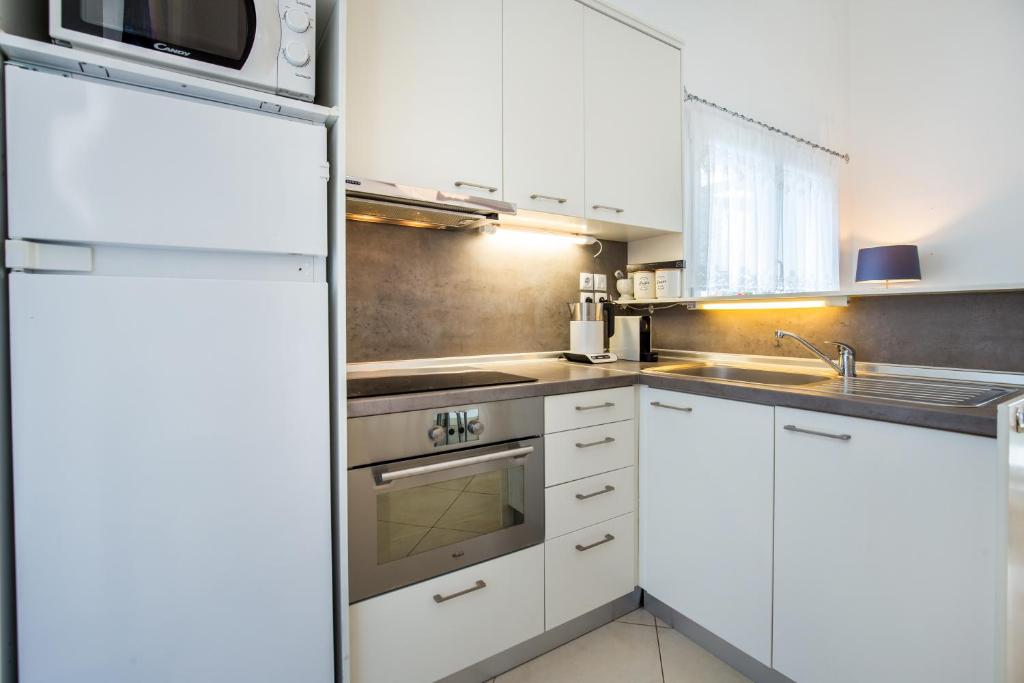 Kuchyň nebo kuchyňský kout v ubytování VILLA HELIODORE