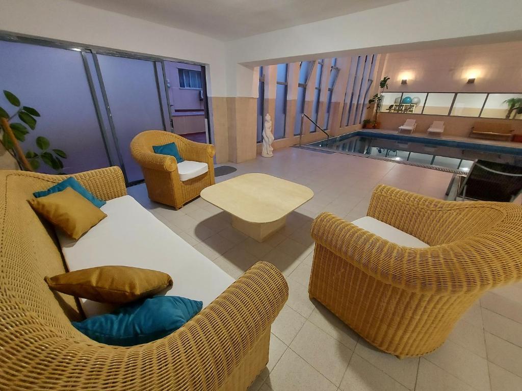 Posezení v ubytování NIDO DEL AMOR deluxe 1a linéa Terraza Indoorpool Wifi Aire Netflix 10 metros a Cala del Pino