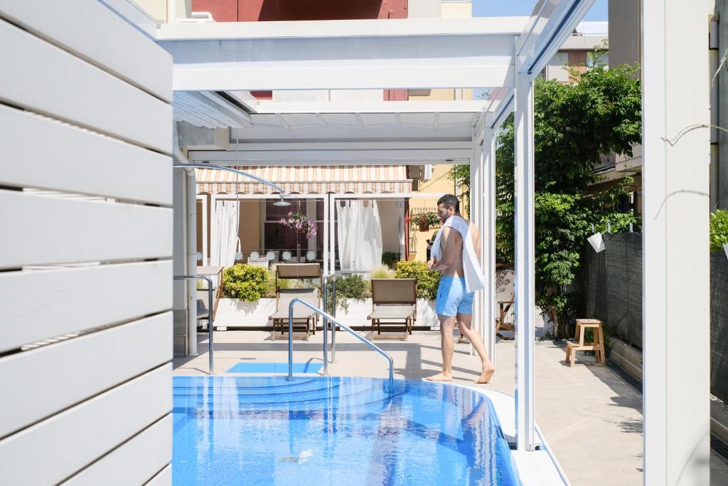 Bazén v ubytování Hotel Thea nebo v jeho okolí
