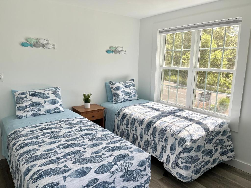 Llit o llits en una habitació de Kingfisher Lodging
