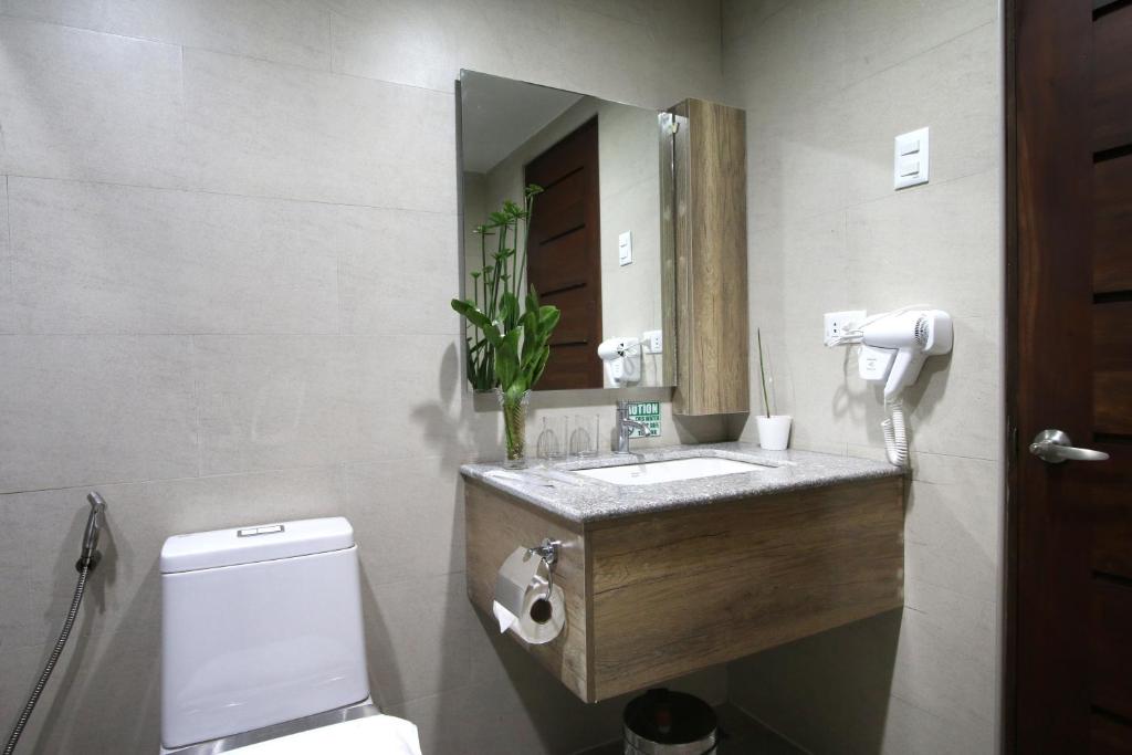 Koupelna v ubytování Carlosta Hotel
