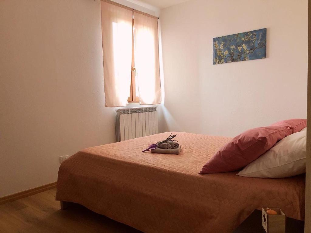 מיטה או מיטות בחדר ב-A casa di Matisse - appartamento vacanze