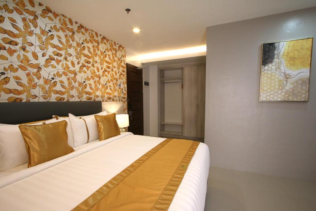 Postel nebo postele na pokoji v ubytování Carlosta Hotel