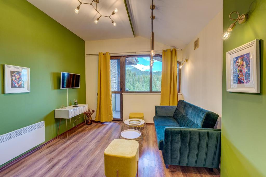 A television and/or entertainment centre at Boho Mountain Studio