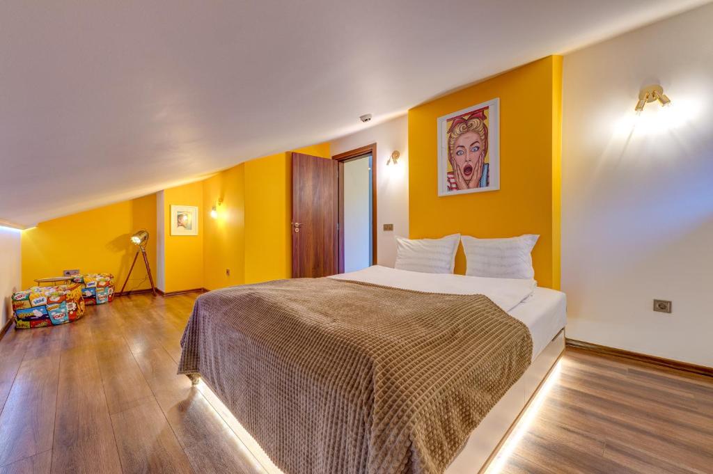 A bed or beds in a room at Boho Mountain Studio
